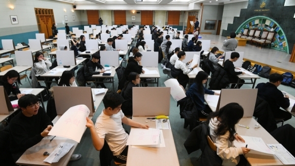 2019학년도 대학수학능력시험이 끝나고 첫 주말을 맞은 18일 경희대학교 국제캠퍼스에서 수험생들이 수시 논술고사를 응시하고 있다. 조태형기자