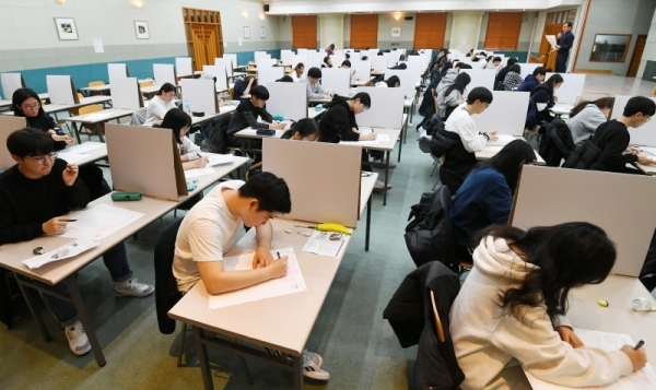 2019학년도 대학수학능력시험이 끝나고 첫 주말을 맞은 18일 경희대학교 국제캠퍼스에서 수험생들이 수시 논술고사를 응시하고 있다. 조태형기자