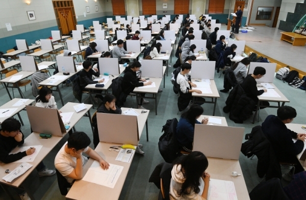 2019학년도 대학수학능력시험이 끝나고 첫 주말을 맞은 18일 경희대학교 국제캠퍼스에서 수험생들이 수시 논술고사를 응시하고 있다. 조태형기자