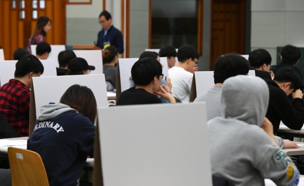 2019학년도 대학수학능력시험이 끝나고 첫 주말을 맞은 18일 경희대학교 국제캠퍼스에서 수험생들이 수시 논술고사를 응시하고 있다. 조태형기자