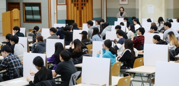 2019학년도 대학수학능력시험이 끝나고 첫 주말을 맞은 18일 경희대학교 국제캠퍼스에서 수험생들이 수시 논술고사를 응시하고 있다. 조태형기자