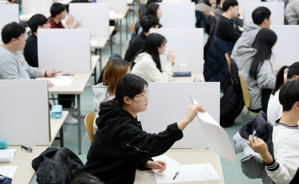 2019학년도 대학수학능력시험이 끝나고 첫 주말을 맞은 18일 경희대학교 국제캠퍼스에서 수험생들이 수시 논술고사를 응시하고 있다. 조태형기자