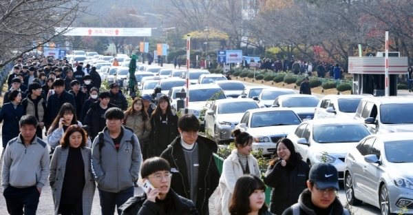 2019학년도 대학수학능력시험이 끝나고 첫 주말을 맞은 18일 경희대학교 국제캠퍼스에서 수시 논술고사를 마친 수험생들이 고사장을 나서고 있다. 조태형기자
