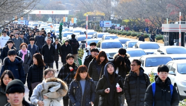 2019학년도 대학수학능력시험이 끝나고 첫 주말을 맞은 18일 경희대학교 국제캠퍼스에서 수시 논술고사를 마친 수험생들이 고사장을 나서고 있다. 조태형기자