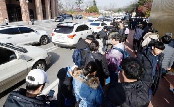 2019학년도 대학수학능력시험이 끝나고 첫 주말을 맞은 18일 경희대학교 국제캠퍼스에서 수시 논술고사를 마친 수험생들이 고사장을 나서고 있다. 조태형기자