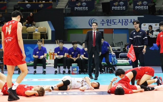 ▲ 18일 수원실내체육관에서 열린 프로배구 도드람 2018-2019 V리그 남자부 한국전력과 삼성화재의 경기. 한국전력 김철수 감독이 수비를 마치고 쓰러진 선수들을 바라보고 있다.연합뉴스