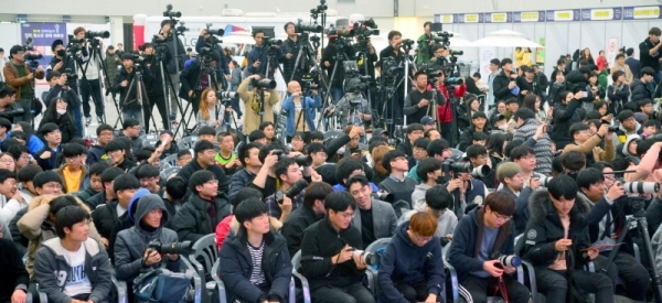 걸그룹 프로미스나인 팬틀럽 회원들과 학생들이 사진을 찍고 있다. 조주현기자