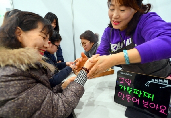 가죽팔찌 체험부스에서 한 참가자가 가죽팔찌 만들기 체험을 하고 있다. 조주현기자