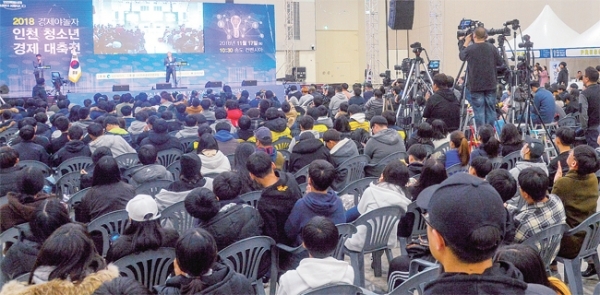 인천청소년 경제대축전 “경제야 놀자” 17일 인천 연수구 송도컨벤시아에서 열린 ‘2018 인천청소년 경제대축전’에서 최석보 미추홀발전연구원 이사장의 개막선언과 함께 축포가 터지고 있다. 조주현기자