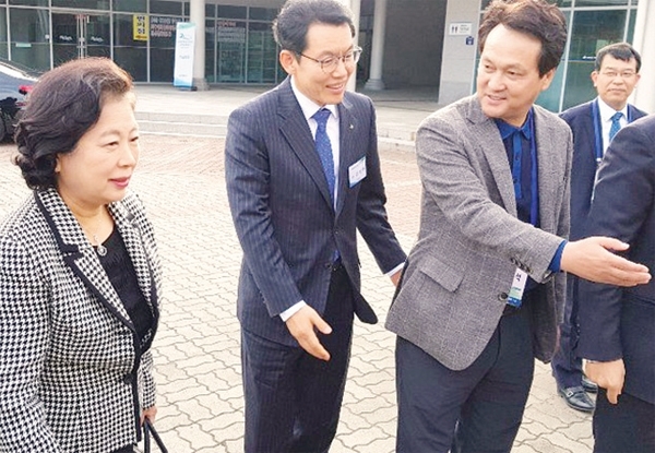 안민석 국회의원, 현정은 현대그룹 회장 등 일행이 18일 금강산에서 열리는 ‘금강산 20주년 행사’에 참석하기 위해 화진포휴게소에 도착하고 있다. 연합뉴스