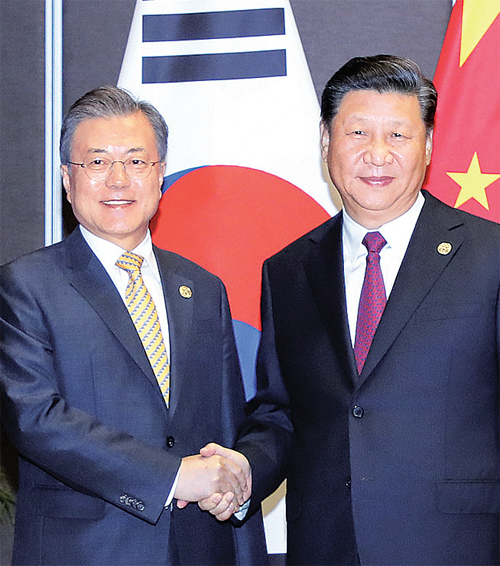 아시아태평양경제협력체(APEC) 정상회의 참석차 파푸아뉴기니를 찾은 문재인 대통령이 17일 오후 포트모르즈비 시내 스탠리 호텔에서 시진핑(習近平) 중국 국가주석을 만나 반갑게 악수하고 있다. 문 대통령이 시 주석과 정상회담을 한 것은 취임 후 네 번째로, 작년 12월 중국 국빈방문 때에 이어 11개월 만이다. 연합뉴스