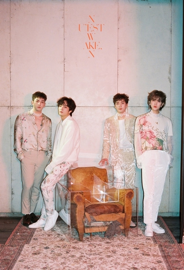 뉴이스트W 새 앨범 'WAKE,N' 단체 오피셜 포토. 플레디스엔터테인먼트