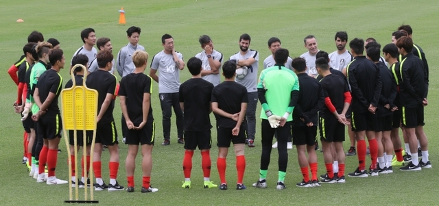 ▲ 한국축구대표팀 벤투 감독이 18일 호주 브리즈번 페리 공원에서 회복훈련 전 선수들과 대화하고 있다.연합뉴스
