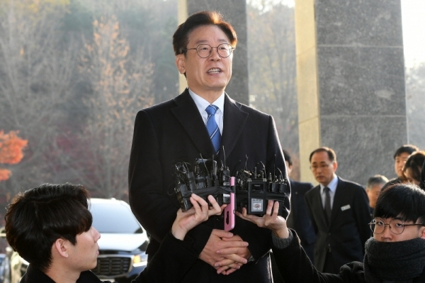 이재명 경기도지사가 19일 경기도청에서 트위터 계정 소유주 사건 관련 입장을 발표하고 있다. 이날 경찰은 '혜경궁 김씨(@08__hkkim)' 트위터 계정 소유주는 이 지사의 부인 김혜경씨라고 결론짓고 김 씨를 검찰에 송치했다. 조태형기자