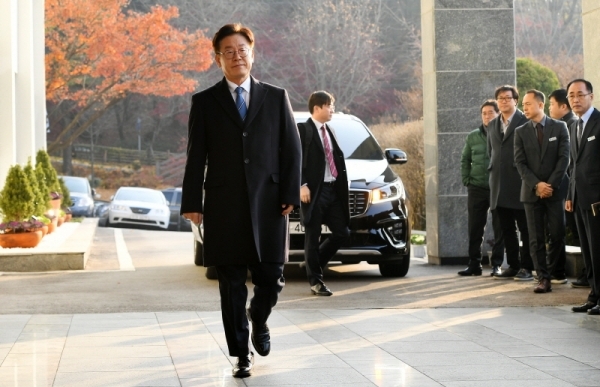이재명 경기도지사가 19일 경기도청으로 출근하고 있다. 이날 경찰은 '혜경궁 김씨(@08__hkkim)' 트위터 계정 소유주는 이 지사의 부인 김혜경씨라고 결론짓고 김 씨를 검찰에 송치했다. 조태형기자