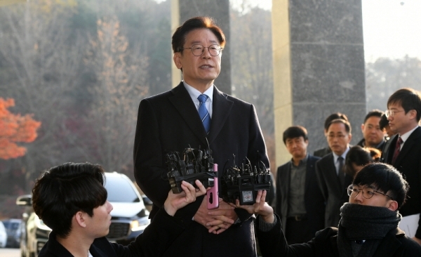 이재명 경기도지사가 19일 경기도청에서 트위터 계정 소유주 사건 관련 입장을 발표하고 있다. 이날 경찰은 '혜경궁 김씨(@08__hkkim)' 트위터 계정 소유주는 이 지사의 부인 김혜경씨라고 결론짓고 김 씨를 검찰에 송치했다. 조태형기자