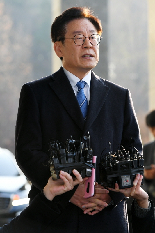 이재명 경기도지사가 19일 경기도청에서 트위터 계정 소유주 사건 관련 입장을 발표하고 있다. 이날 경찰은 '혜경궁 김씨(@08__hkkim)' 트위터 계정 소유주는 이 지사의 부인 김혜경씨라고 결론짓고 김 씨를 검찰에 송치했다. 조태형기자