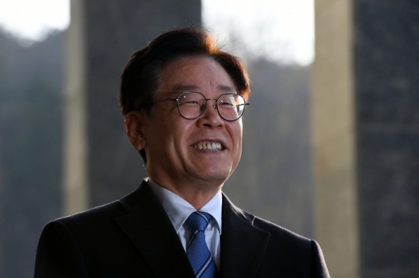 이재명 경기도지사가 19일 경기도청에서 트위터 계정 소유주 사건 관련 입장을 발표하고 있다. 이날 경찰은 '혜경궁 김씨(@08__hkkim)' 트위터 계정 소유주는 이 지사의 부인 김혜경씨라고 결론짓고 김 씨를 검찰에 송치했다. 조태형기자