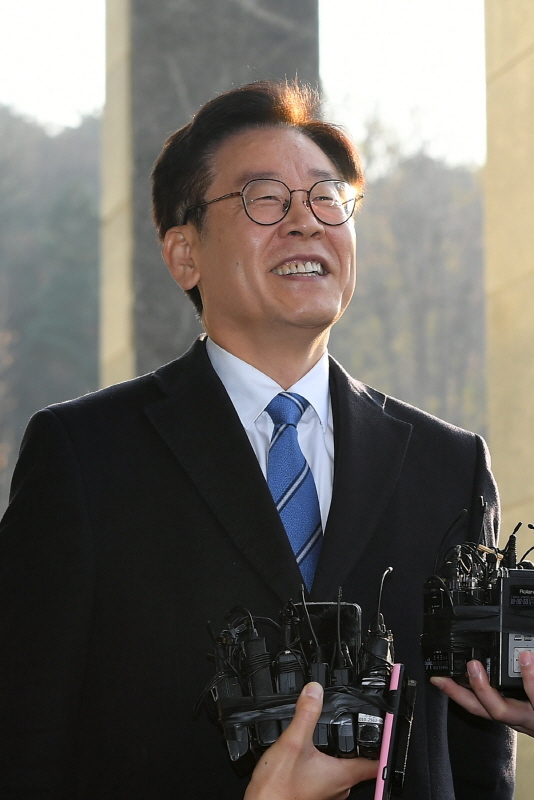 이재명 경기도지사가 19일 경기도청에서 트위터 계정 소유주 사건 관련 입장을 발표하고 있다. 이날 경찰은 '혜경궁 김씨(@08__hkkim)' 트위터 계정 소유주는 이 지사의 부인 김혜경씨라고 결론짓고 김 씨를 검찰에 송치했다. 조태형기자