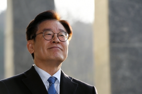이재명 경기도지사가 19일 경기도청에서 트위터 계정 소유주 사건 관련 입장을 발표하고 있다. 이날 경찰은 '혜경궁 김씨(@08__hkkim)' 트위터 계정 소유주는 이 지사의 부인 김혜경씨라고 결론짓고 김 씨를 검찰에 송치했다. 조태형기자