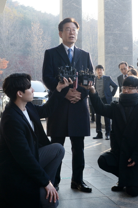 이재명 경기도지사가 19일 경기도청에서 트위터 계정 소유주 사건 관련 입장을 발표하고 있다. 이날 경찰은 '혜경궁 김씨(@08__hkkim)' 트위터 계정 소유주는 이 지사의 부인 김혜경씨라고 결론짓고 김 씨를 검찰에 송치했다. 조태형기자
