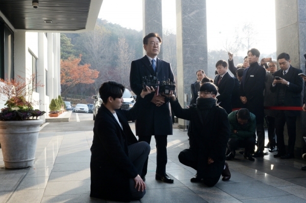 이재명 경기도지사가 19일 경기도청에서 트위터 계정 소유주 사건 관련 입장을 발표하고 있다. 이날 경찰은 '혜경궁 김씨(@08__hkkim)' 트위터 계정 소유주는 이 지사의 부인 김혜경씨라고 결론짓고 김 씨를 검찰에 송치했다. 조태형기자