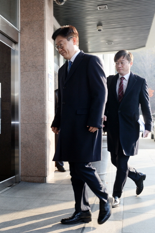이재명 경기도지사가 19일 경기도청에서 트위터 계정 소유주 사건 관련 입장을 발표를 마치고 이동하고 있다. 이날 경찰은 '혜경궁 김씨(@08__hkkim)' 트위터 계정 소유주는 이 지사의 부인 김혜경씨라고 결론짓고 김 씨를 검찰에 송치했다. 조태형기자