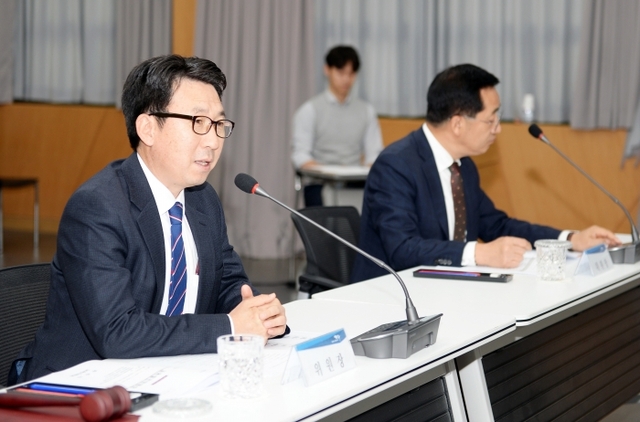 최종환시장이 시 교육발전위원회에서 내년도 교육지원예산에 대해 설명하고 있다. 파주시제공