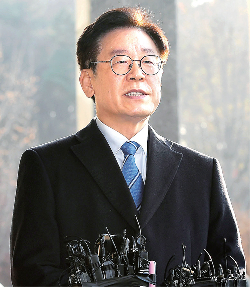 이재명 경기도지사가 19일 경기도청에서 경찰의 트위터 계정 소유주 사건 처리 관련 입장을 발표하고 있다. 이날 이 지사는 ‘혜경궁 김씨’ 트위터 계정(@08__hkkim) 소유주는 부인 김혜경씨가 아니라고 적극 부인했다. 조태형기자
