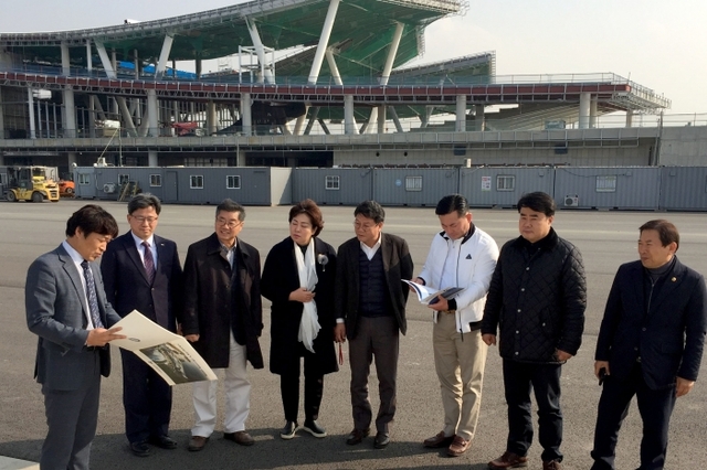 인천시의회 건설교통위원회는 19일 인천신항을 방문 인천항의 현황 및 주요 현안에 대한 브리핑을 받은 후, 신국제여객부두건설 현장을 둘러봤다. 사진제공=인천항만공사