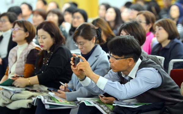 19일 오후 인천시 연수구 송도컨벤시아에서 열린 입시설명회에서 수험생과 학부모들이 입시 전문가로부터 설명을 듣고 있다. 조주현기자