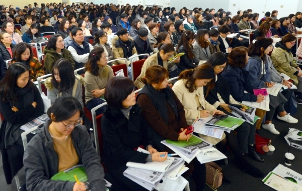 19일 오후 인천시 연수구 송도컨벤시아에서 열린 입시설명회에서 수험생과 학부모들이 입시 전문가로부터 설명을 듣고 있다.조주현기자