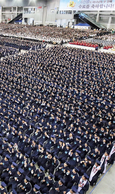 18일 경기도 일산에서 신천지 시온기독교선교센터 108기 수료식이 개최됐다. 이날 수료식에서는 6개월 과정의 성경 공부를 마치고 수료시험에 통과한 5천949명의 수료생이 배출됐다.