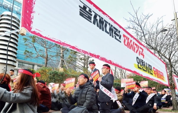 인천자망협회 소속 어민들과 시민사회단체 회원들이 19일 옹진군청 앞에서 선갑도 해역 모래채취를 반대하는 집회를 열고 있다. 조주현기자