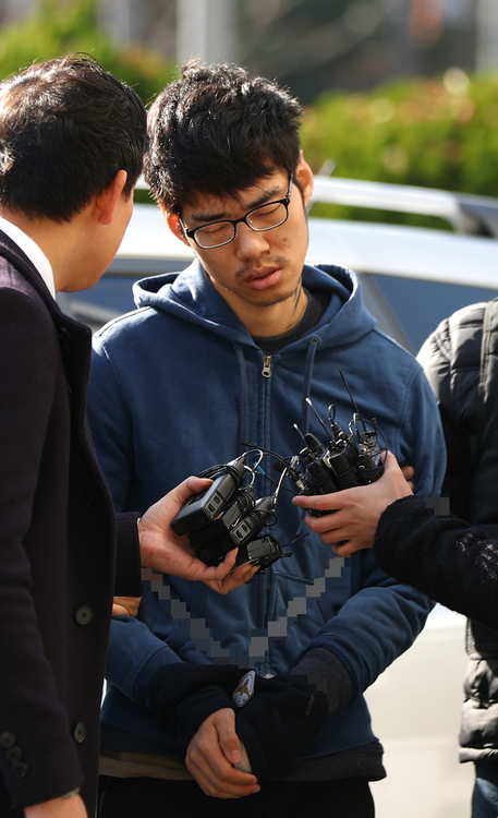 정신감정 마치고 다시 경찰서로 향하는 김성수. 연합뉴스