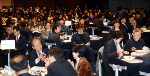 20일 수원시 팔달구 노보텔앰배서더에서 열린 중앙과 지방정부가 함께하는 지속가능한 일자리정책 모색을 위한 ‘제2회 좋은 일자리 포럼’에서 참석자들이 이목희 일자리위원회 부위원장의 “일, 사람다운 삶, 나라다운 나라”란 주제의 특강을 경청하고 있다.전형민기자