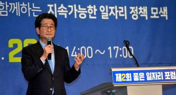 20일 수원시 팔달구 노보텔앰배서더에서 열린 중앙과 지방정부가 함께하는 지속가능한 일자리정책 모색을 위한 ‘제2회 좋은 일자리 포럼’에서 이목희 일자리위원회 부위원장이 “일, 사람다운 삶, 나라다운 나라”란 주제로 특강을 하고 있다.전형민기자