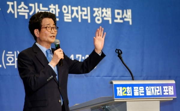 20일 수원시 팔달구 노보텔앰배서더에서 열린 중앙과 지방정부가 함께하는 지속가능한 일자리정책 모색을 위한 ‘제2회 좋은 일자리 포럼’에서 이목희 일자리위원회 부위원장이 “일, 사람다운 삶, 나라다운 나라”란 주제로 특강을 하고 있다.전형민기자
