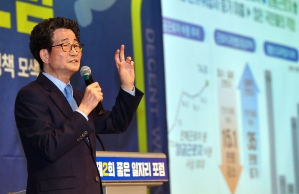 20일 수원시 팔달구 노보텔앰배서더에서 열린 중앙과 지방정부가 함께하는 지속가능한 일자리정책 모색을 위한 ‘제2회 좋은 일자리 포럼’에서 이목희 일자리위원회 부위원장이 “일, 사람다운 삶, 나라다운 나라”란 주제로 특강을 하고 있다.전형민기자