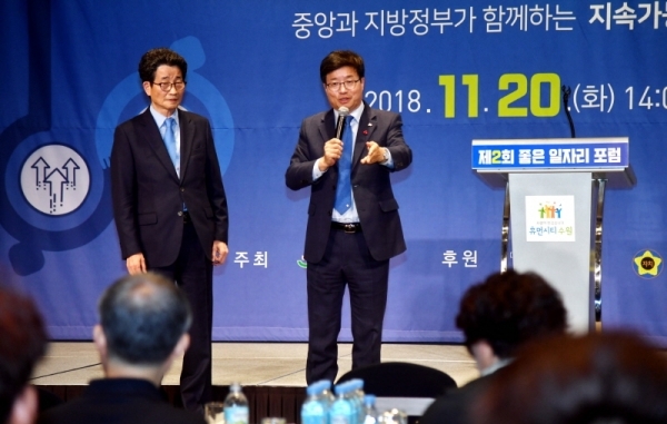 20일 수원시 팔달구 노보텔앰배서더에서 열린 중앙과 지방정부가 함께하는 지속가능한 일자리정책 모색을 위한 ‘제2회 좋은 일자리 포럼’에서 염태영 수원시장과 이목희 일자리위원회 부위원장이 참석자들이 대화를 나누고 있다.전형민기자