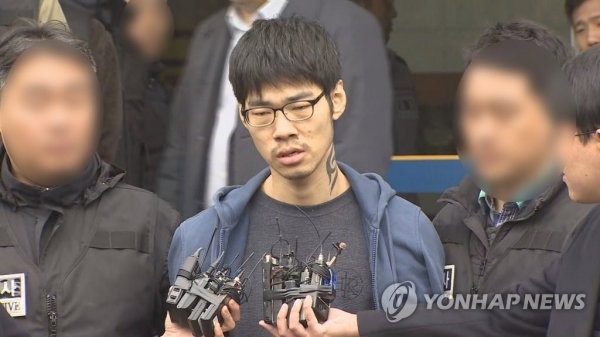 강서구 PC방 살인사건 피의자 김성수가 21일 오전 서울 양천경찰서에서 서울남부지방검찰청으로 송치되며 취재진 질문에 답하고 있다.  연합뉴스