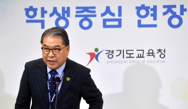 이재정 경기도교육감이 21일 수원 경기도교육청 브리핑실에서 '처음학교로' 미참여 유치원에 대한 재정지원 중단, 정원 감축 등을 내용으로 하는 비리 사립유치원 제재방안을 발표하고 있다. 김시범기자