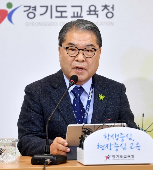 이재정 경기도교육감이 21일 수원 경기도교육청 브리핑실에서 '처음학교로' 미참여 유치원에 대한 재정지원 중단, 정원 감축 등을 내용으로 하는 비리 사립유치원 제재방안을 발표하고 있다. 김시범기자