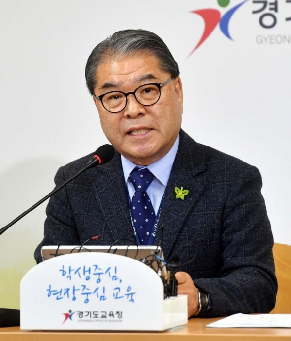 이재정 경기도교육감이 21일 수원 경기도교육청 브리핑실에서 '처음학교로' 미참여 유치원에 대한 재정지원 중단, 정원 감축 등을 내용으로 하는 비리 사립유치원 제재방안을 발표하고 있다. 김시범기자
