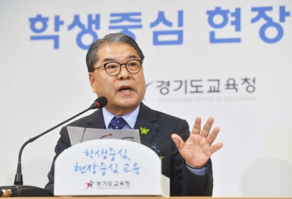 이재정 경기도교육감이 21일 수원 경기도교육청 브리핑실에서 '처음학교로' 미참여 유치원에 대한 재정지원 중단, 정원 감축 등을 내용으로 하는 비리 사립유치원 제재방안을 발표하고 있다. 김시범기자
