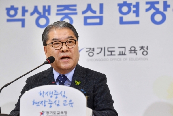 이재정 경기도교육감이 21일 수원 경기도교육청 브리핑실에서 '처음학교로' 미참여 유치원에 대한 재정지원 중단, 정원 감축 등을 내용으로 하는 비리 사립유치원 제재방안을 발표하고 있다. 김시범기자