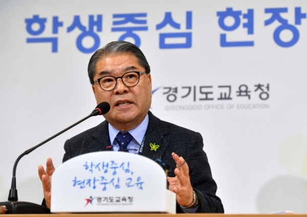 이재정 경기도교육감이 21일 수원 경기도교육청 브리핑실에서 '처음학교로' 미참여 유치원에 대한 재정지원 중단, 정원 감축 등을 내용으로 하는 비리 사립유치원 제재방안을 발표하고 있다. 김시범기자