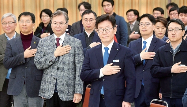 ‘기본소득형 국토보유세 토론회’가 열린 21일 경기도청 제1회의실에서 이재명 경기도지사, 이한주 경기연구원장 등이 국민의례를 하고 있다. 김시범기자