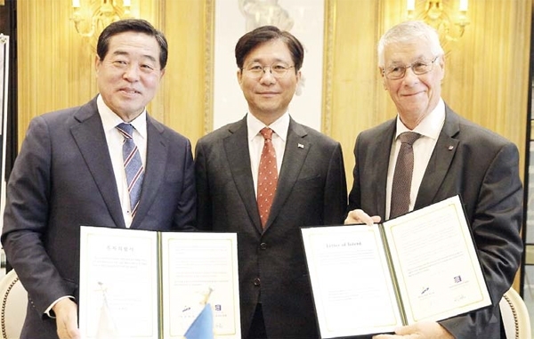 윤화섭 안산시장이 군나르 오데 사장과 투자 의양서에 서명한 뒤 성윤모 장관과 함께 기념 촬영을 하고 있는 모습.