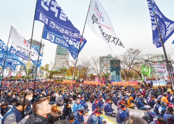 민주노총 인천본부 소속 회원들이 21일 오후 인천 부평구 부평역에서 탄력근로제 확대 철회와 노동법 전면 개정, 한국 지엠 법인분리 폐기 등을 요구하며 총파업 대회를 열고 있다. 조주현기자